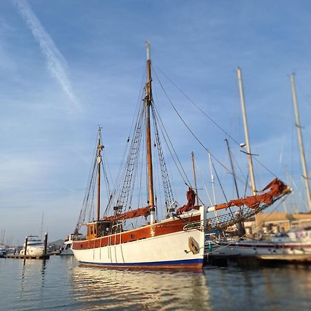 Historic Wooden Ship 'Ursula' East Cowes Exterior photo