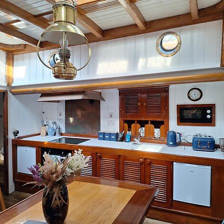 Historic Wooden Ship 'Ursula' East Cowes Exterior photo