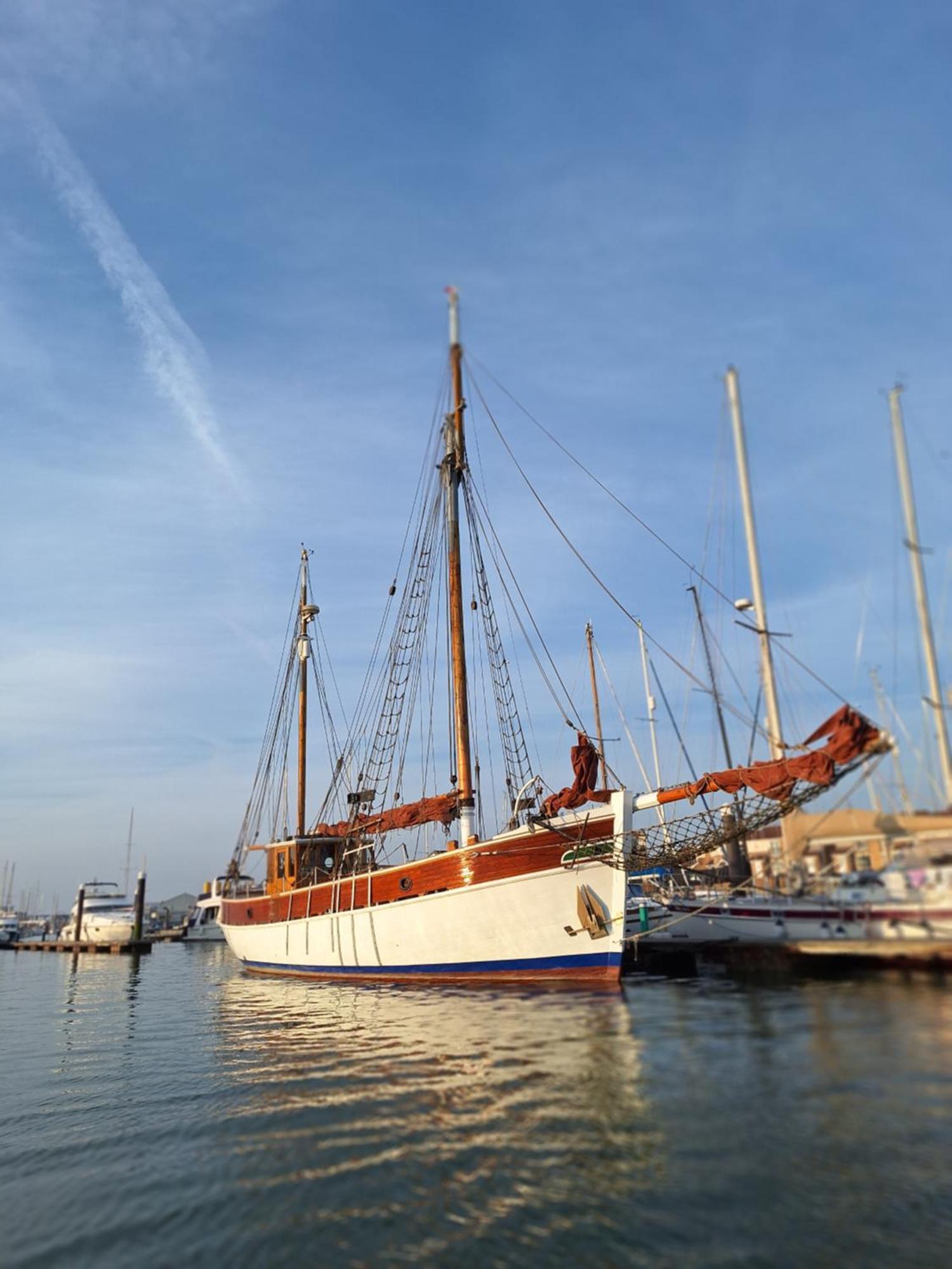 Historic Wooden Ship 'Ursula' East Cowes Exterior photo