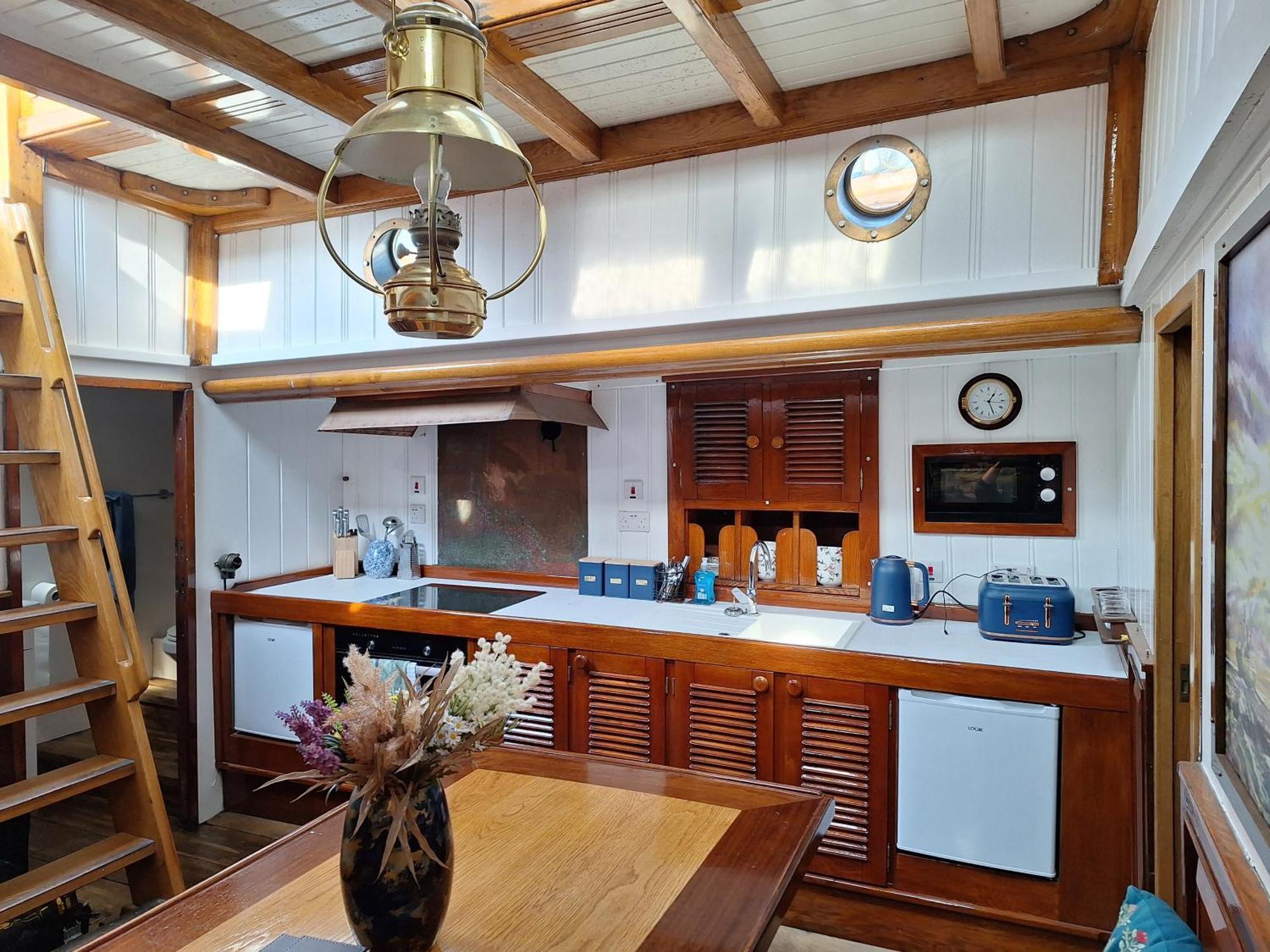 Historic Wooden Ship 'Ursula' East Cowes Exterior photo