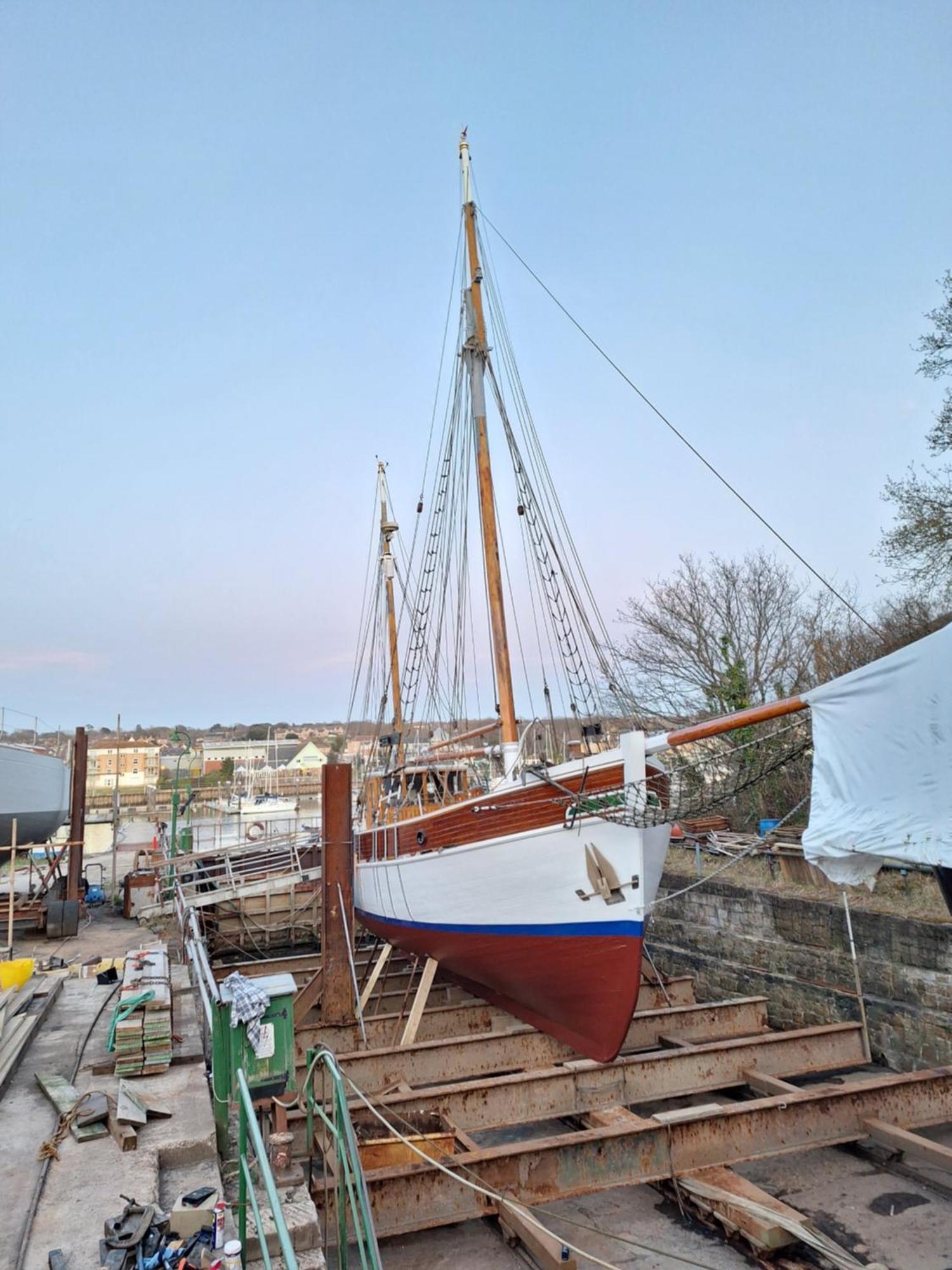 Historic Wooden Ship 'Ursula' East Cowes Exterior photo