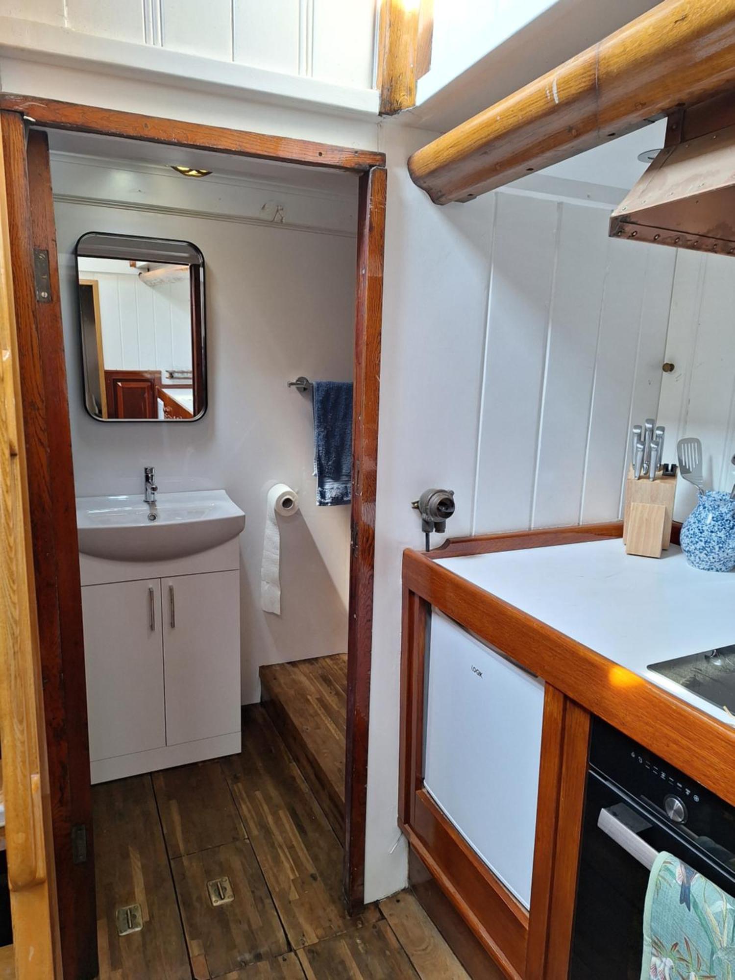 Historic Wooden Ship 'Ursula' East Cowes Exterior photo