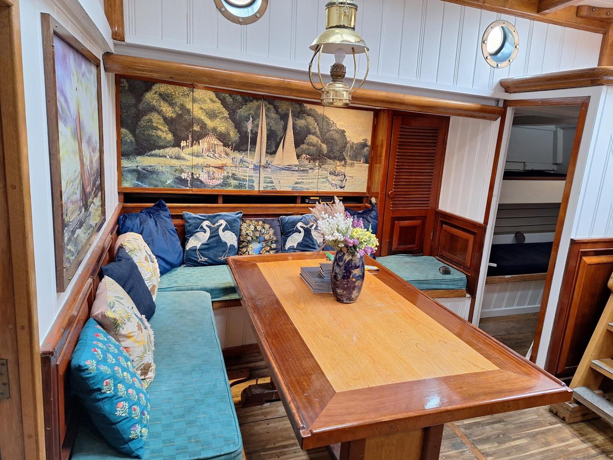 Historic Wooden Ship 'Ursula' East Cowes Exterior photo