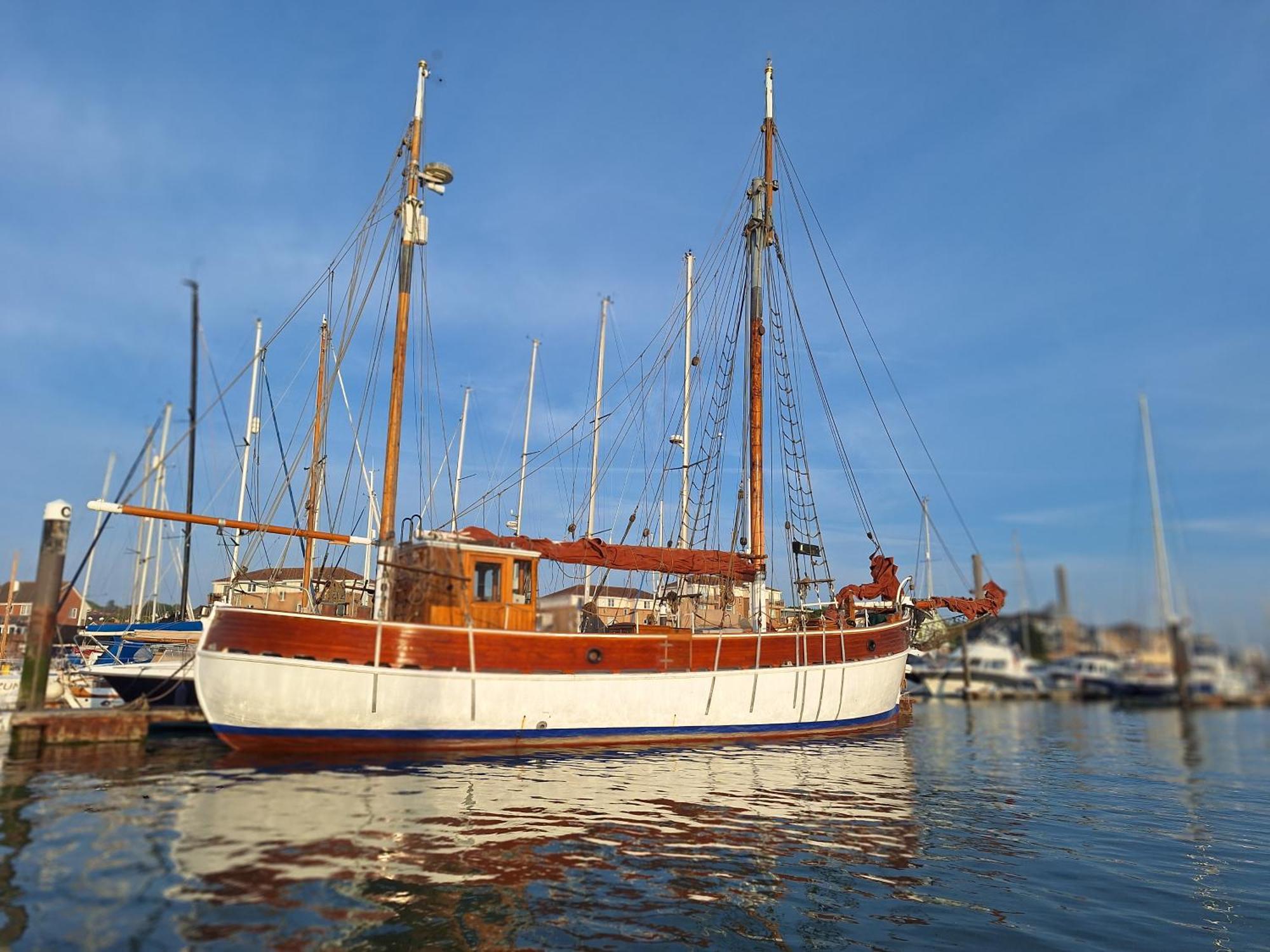 Historic Wooden Ship 'Ursula' East Cowes Exterior photo