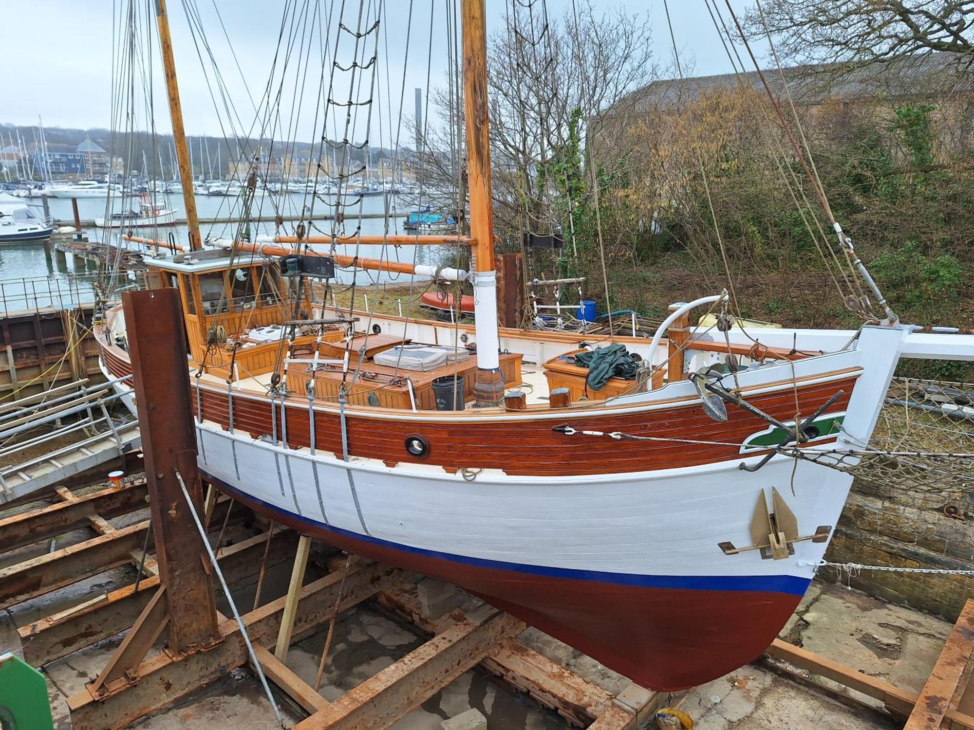 Historic Wooden Ship 'Ursula' East Cowes Exterior photo