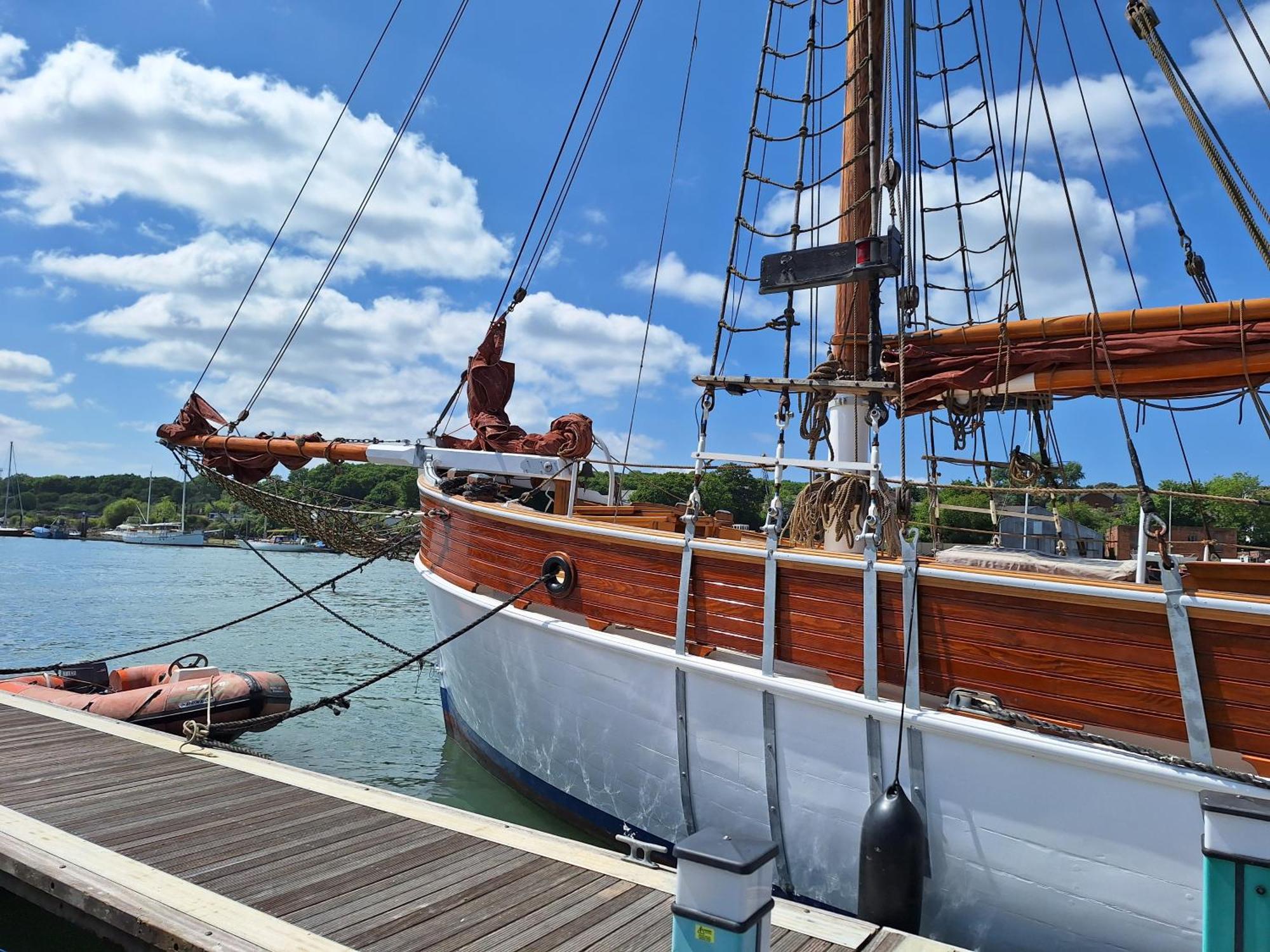 Historic Wooden Ship 'Ursula' East Cowes Exterior photo