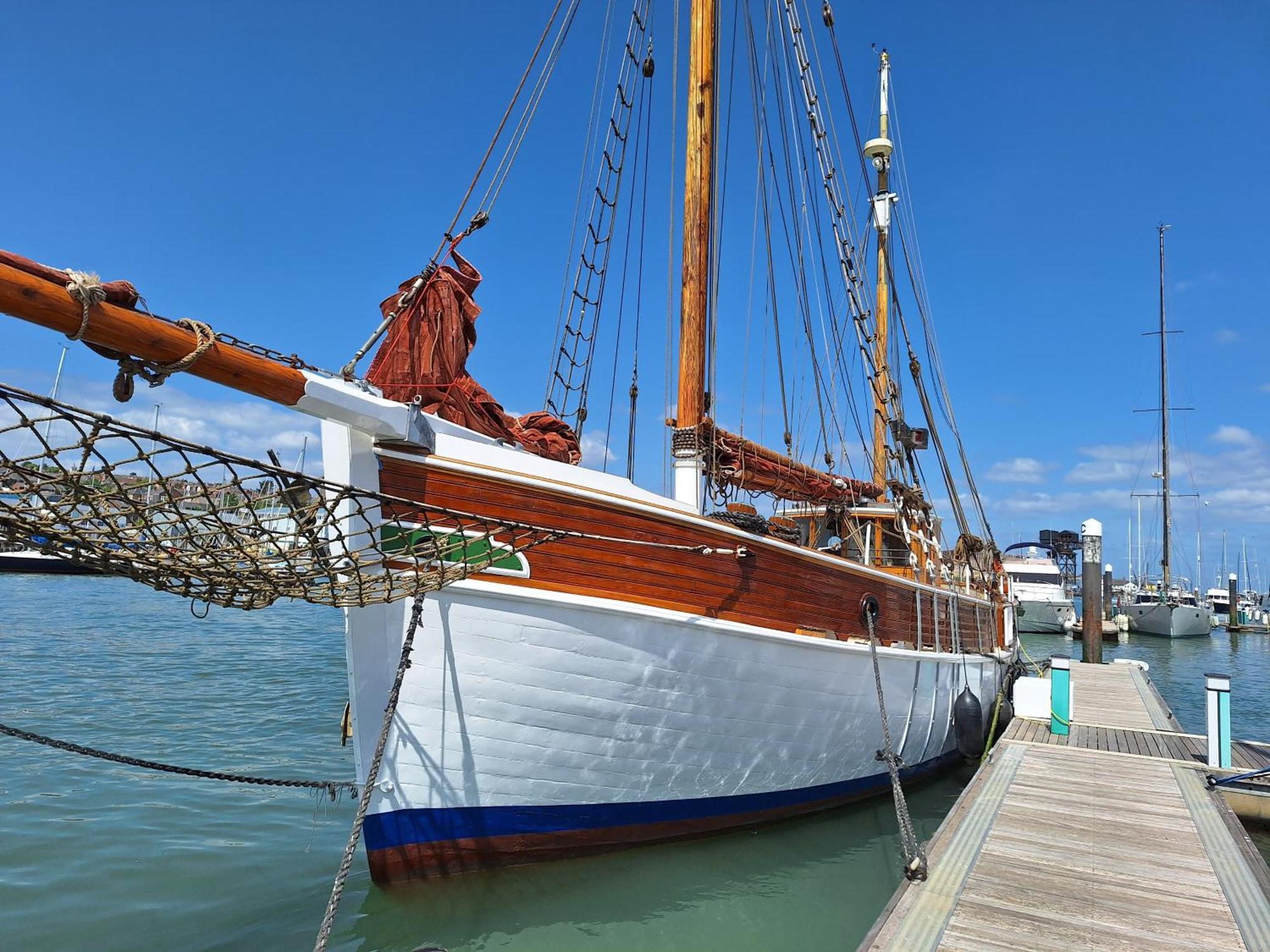 Historic Wooden Ship 'Ursula' East Cowes Exterior photo