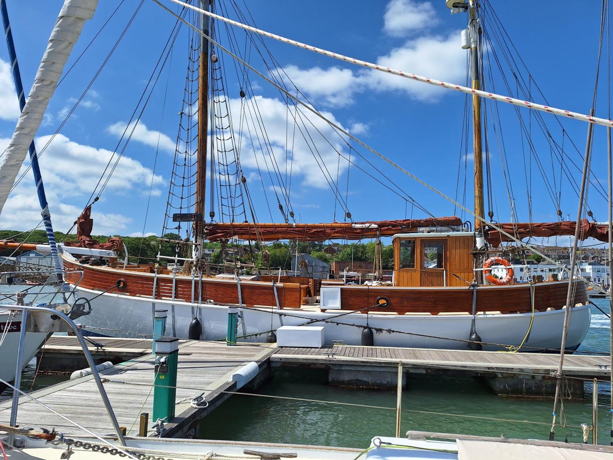 Historic Wooden Ship 'Ursula' East Cowes Exterior photo