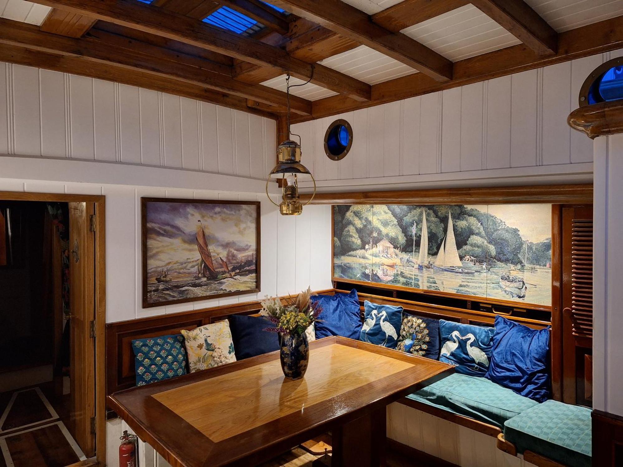 Historic Wooden Ship 'Ursula' East Cowes Exterior photo