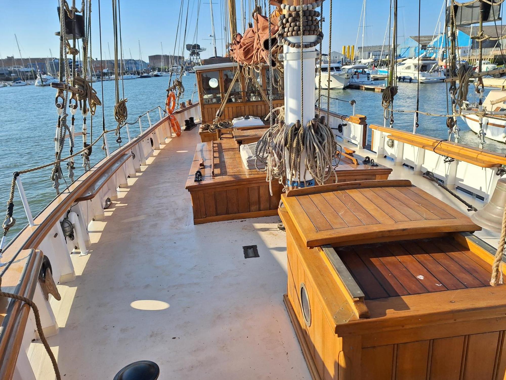 Historic Wooden Ship 'Ursula' East Cowes Exterior photo